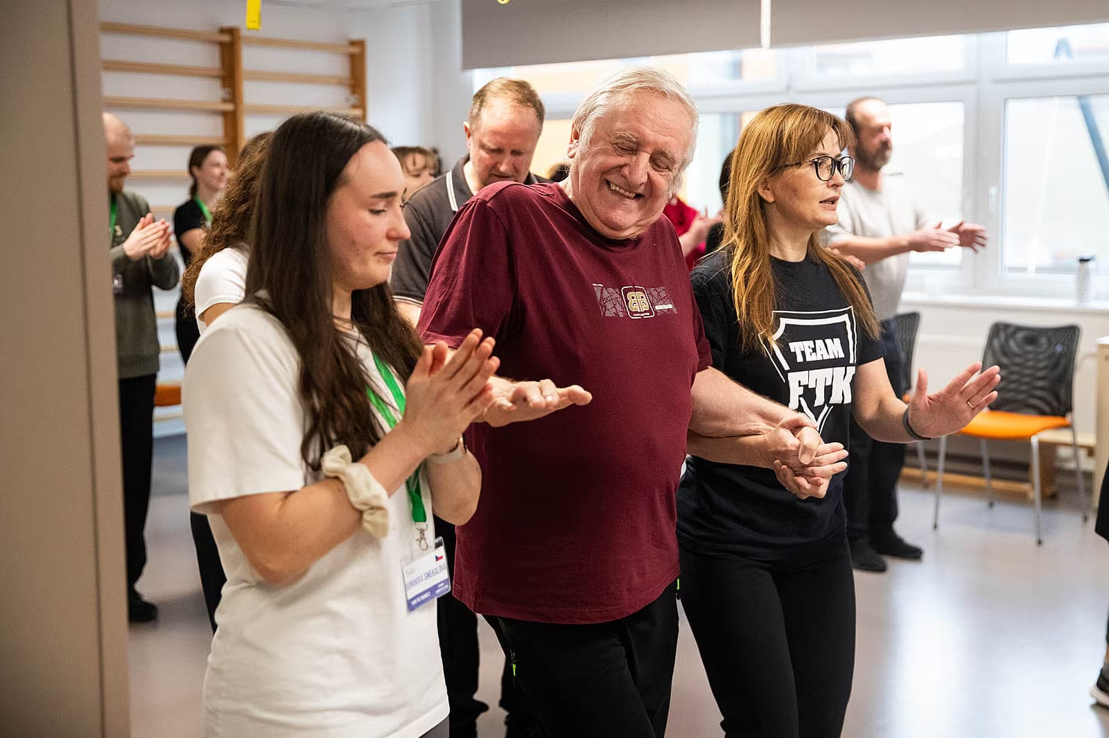 Účastníci tanečního kurzu NeuroDance tančí v tělocvičně Fakulty tělesné kultury UP