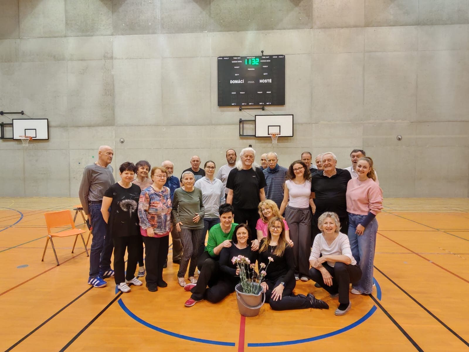 Skupina účastníků tanečního kurzu NeuroDance v tělocvičně
