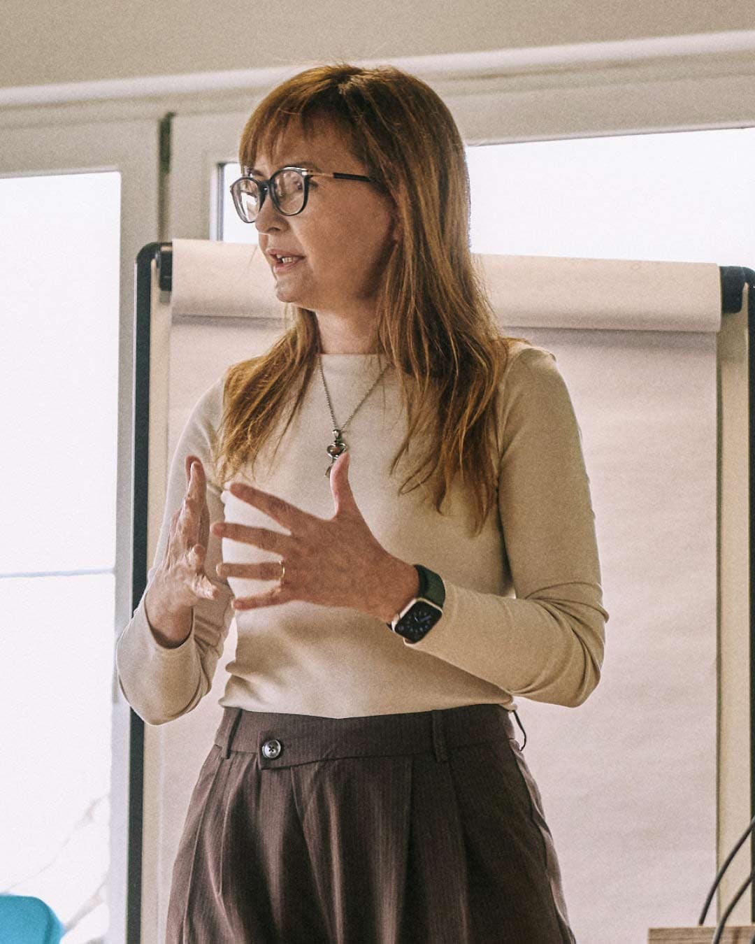 Jana Harvanová mluví u flipchartu na semináři pro fyzioterapeuty a trenéry